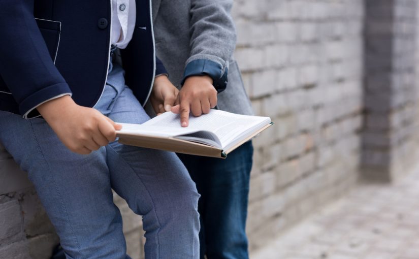 Problemy związane z zgodną artykulacją dotykają raz po raz większą części dzieci .